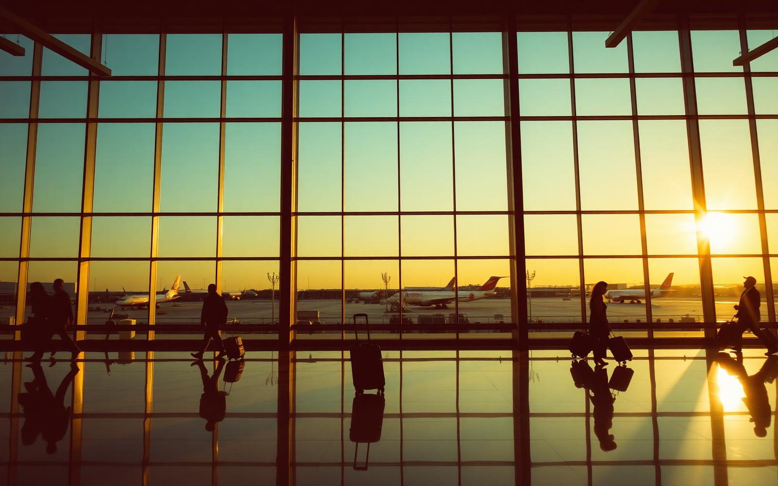 Terminal de aeroporto ao pôr do sol